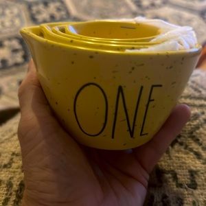Rae Dunn Yellow speckled measuring cups